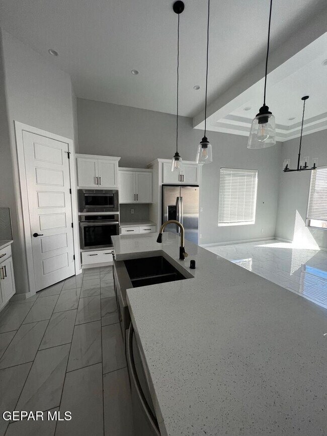 Building Photo - 713 Birmingham Pl