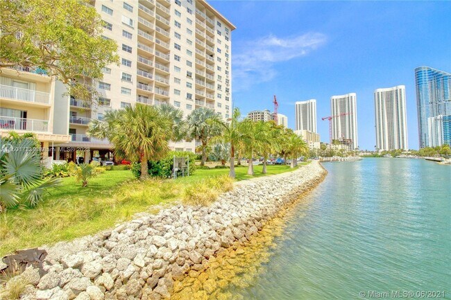 Foto del edificio - 400 Kings Point Dr