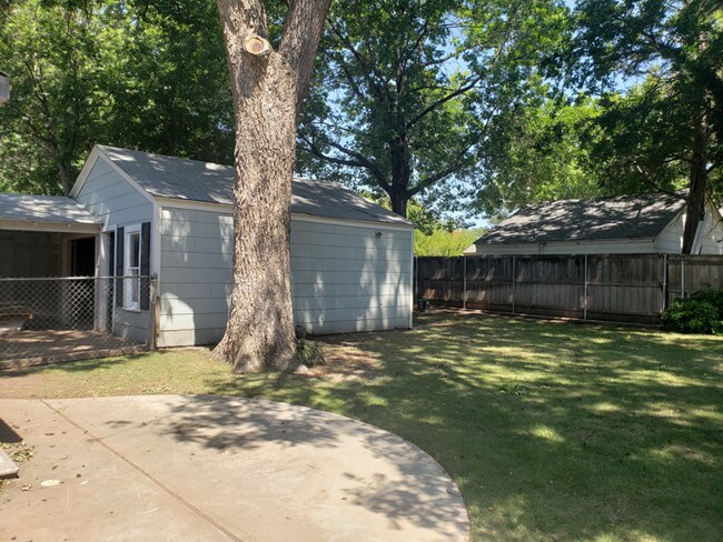 Building Photo - 2410 Clarinda Ave