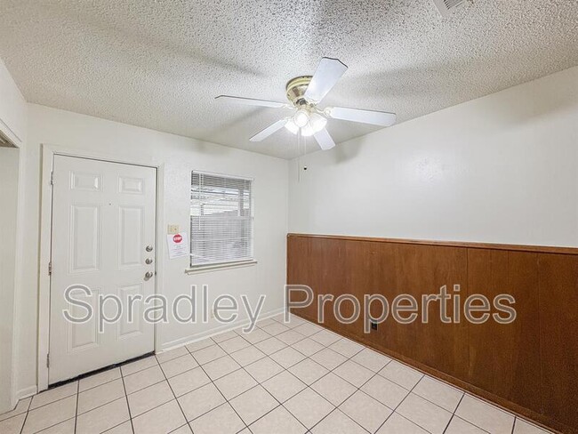 Building Photo - 405A Cheyenne Dr