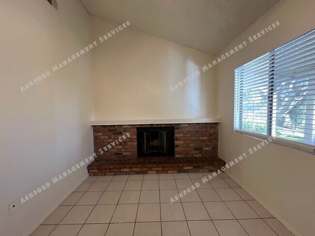 Foto del edificio - 3 BEDROOM 2 BATHROOM IN PHOENIX WITH TONS ...