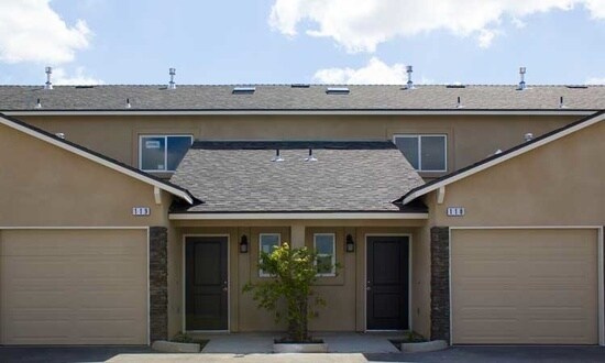 Entrada principal - 700 Bush Ave