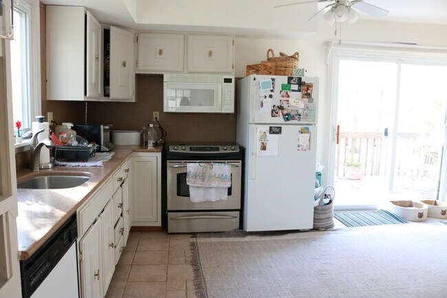 Full eat in Kitchen with pantry and D/W - 6924 Upper York Rd