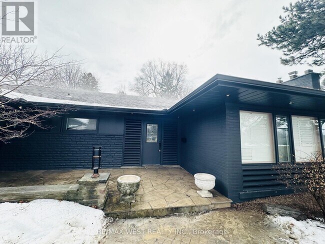 Building Photo - 416 The Kingsway