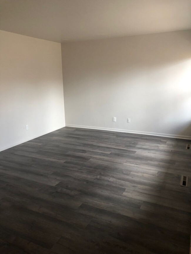 Building Photo - Explore the Charm of 518-520 Thomes Ave Du...