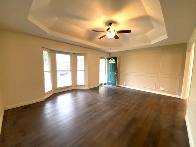 Building Photo - 627 Flower Dr