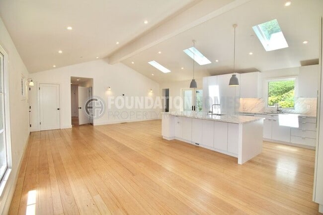 Building Photo - 107 Bretano Way