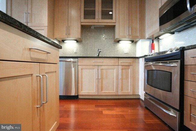 Foto del edificio - 8220 Crestwood Heights Dr