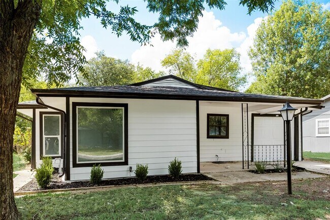 Building Photo - 809 Hackamore St