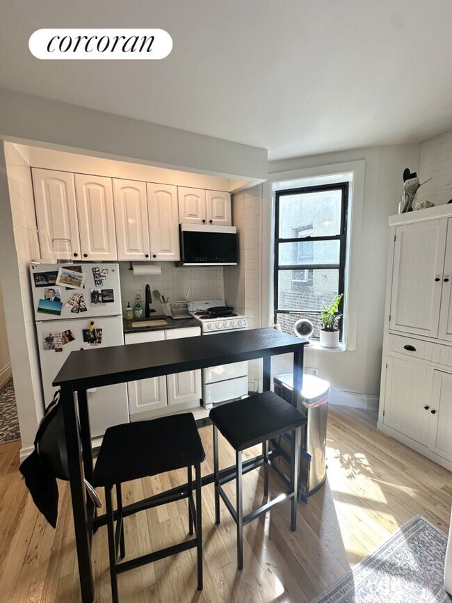 Foto del edificio - 324 W 47th St