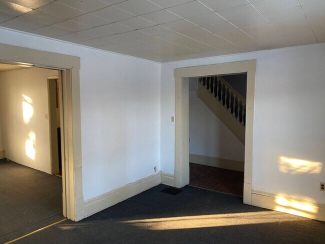 Foto del edificio - Spacious 3-Bedroom Home for Lease in Akron