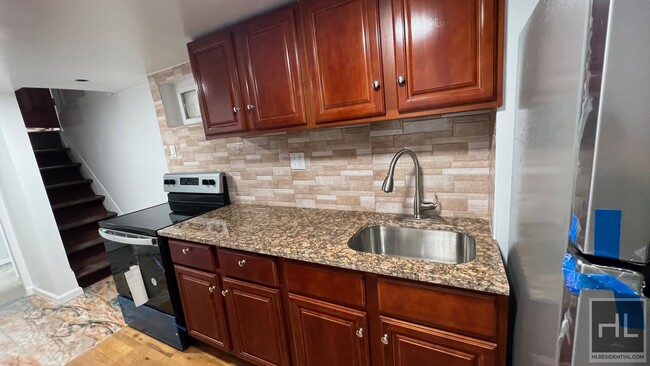 Building Photo - NEWLY RENOVATED 2 BEDROOMS BASEMENT EAST 3...