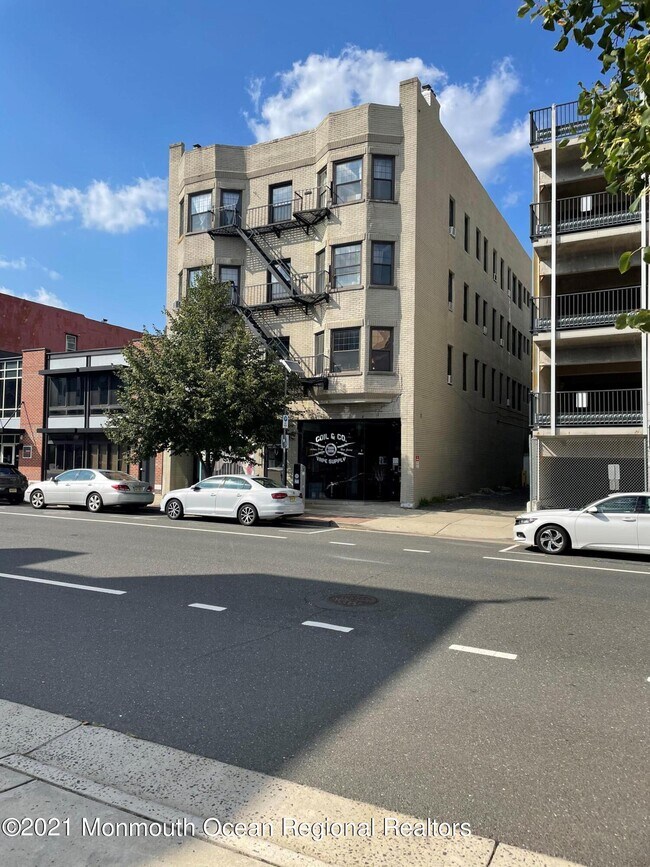 Building Photo - 611 Bangs Ave