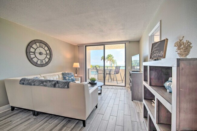 Building Photo - 6105 Sea Ranch Dr