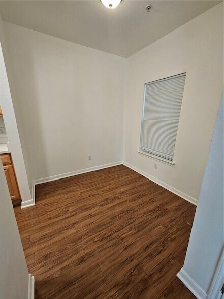 Foto del edificio - 12166 Metric Blvd