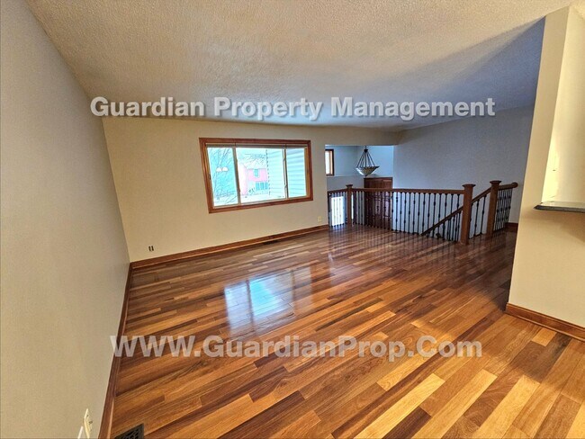 Foto del edificio - Updated Plymouth Single Family Home, 2 Car Garage, Large fenced Yard, Gas Fireplace