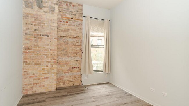 Foto del edificio - 1300 N Milwaukee Ave
