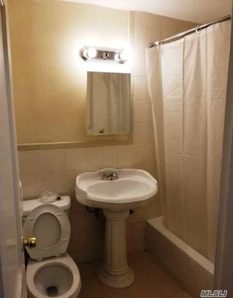 Foto del edificio - 84-22 Little Neck Pkwy