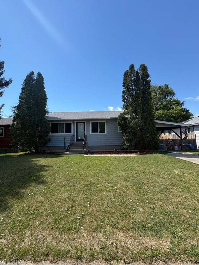 Building Photo - Spacious 4 bed 2 Bath Centrally Located