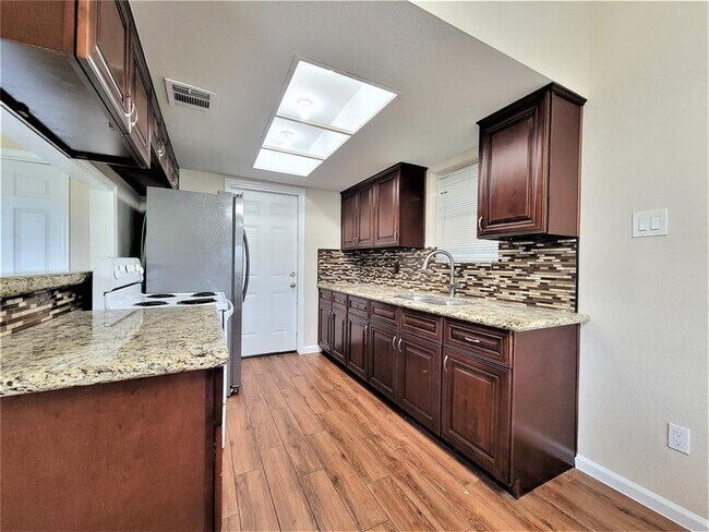 Foto del edificio - 3701 Darling Ave.
