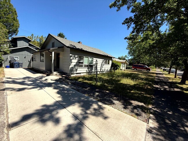 Foto del edificio - 3 Bedroom Duplex Close to U of O Campus