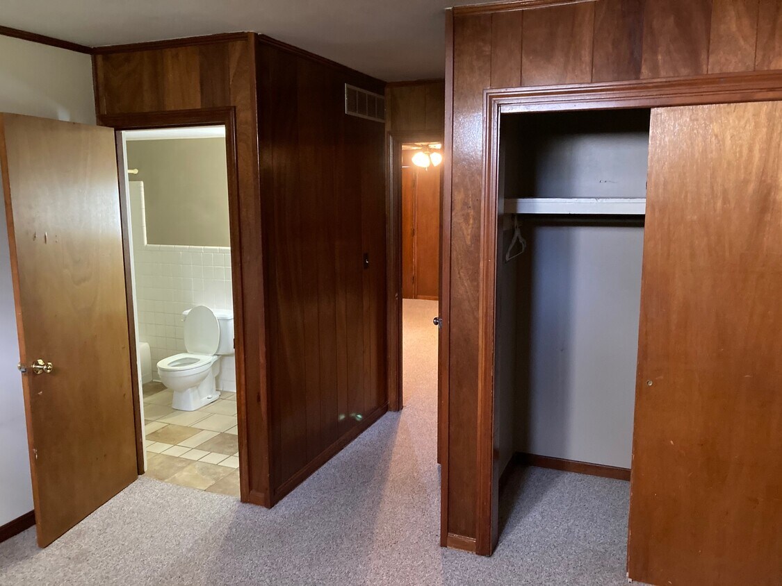 Foto principal - 407 W Stephen Foster Ave