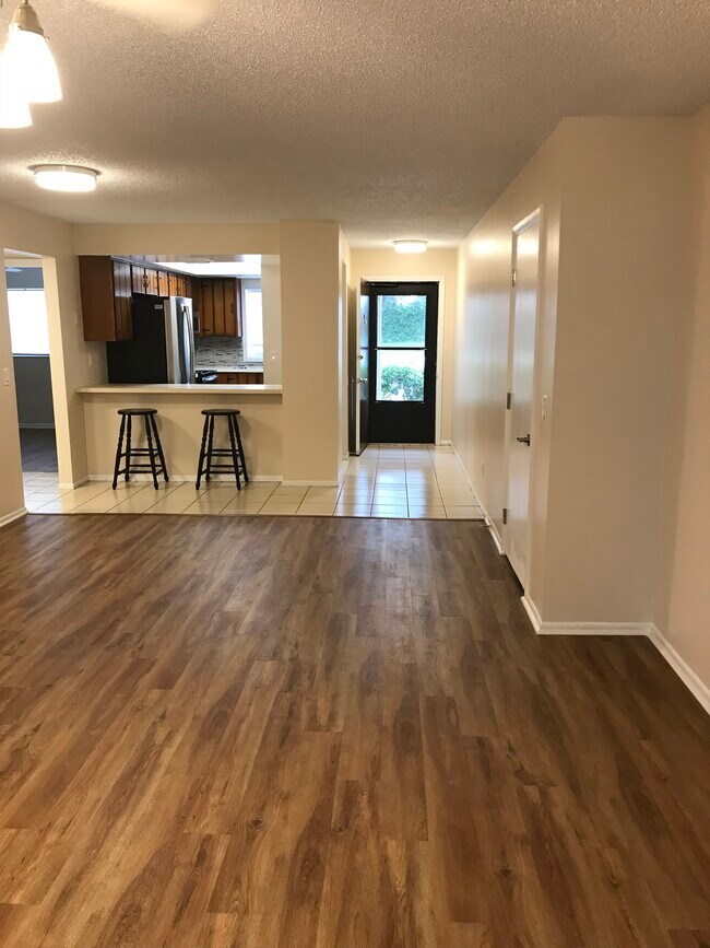 Building Photo - 607 E San Sebastian Ct
