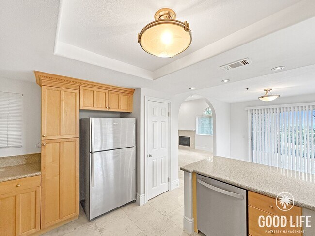 Foto del edificio - Fully Renovated End-Unit 3BD/2.5BA in Lake Forest with Views, Private Yard & 2-Car Garage