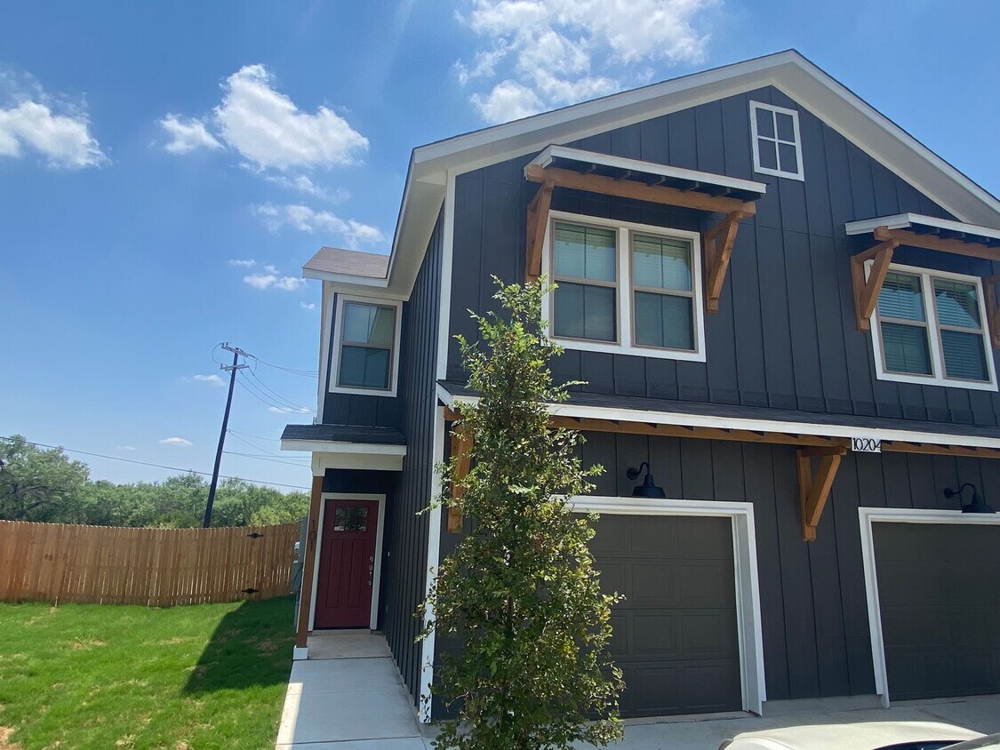 Foto principal - 10204 Eaglewood Nook