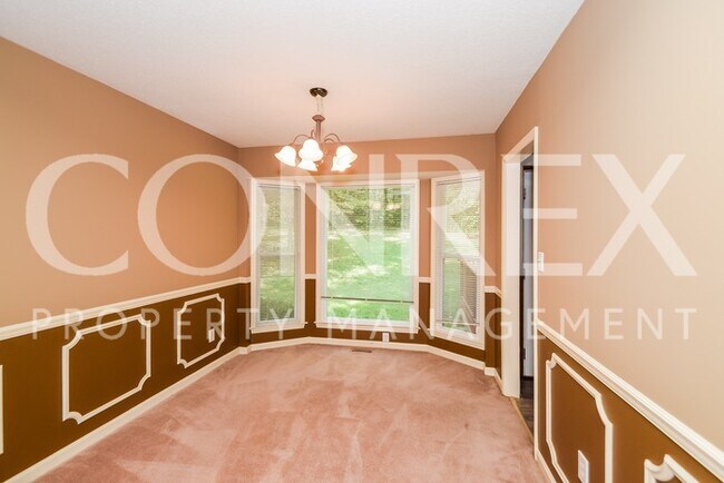 Building Photo - Split-level Englewood Home