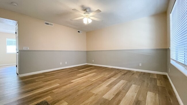 Building Photo - Great Pet friendly 3 Bedroom, 2.5 Bath tow...