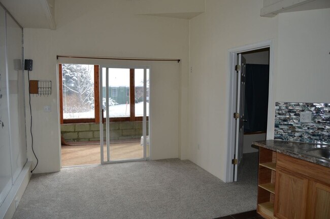 Foto del edificio - Spacious Home in Quiet Neighborhood