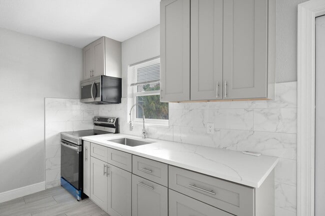Building Photo - 233 7th Ct