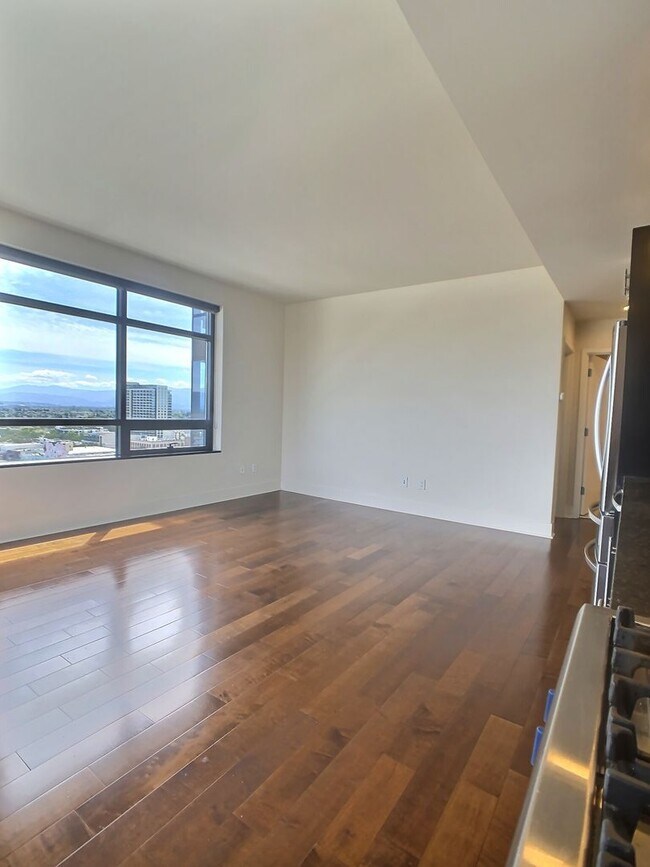 Foto del edificio - Gorgeous 2 Bedroom/2 Bathroom Condo for Rent at The 88 on the 17th Floor