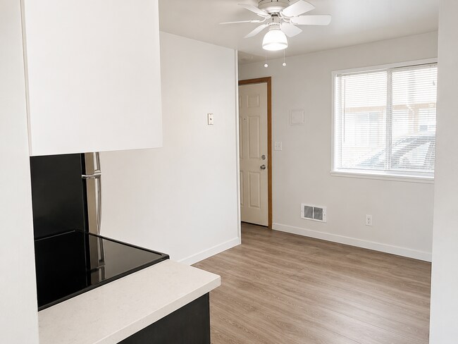 Foto del edificio - 703 Woodford Ave N
