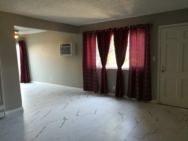Foto del edificio - 7549 N Hollywood Way