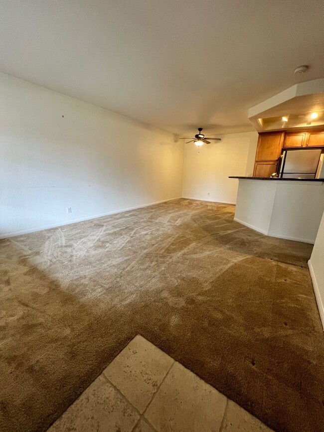 Building Photo - 1 Bed/1 Bath Upper Unit Condo at Del Mar V...