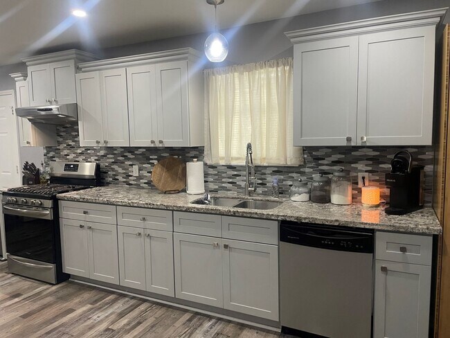 Building Photo - Amazing 3B/2B Home Available