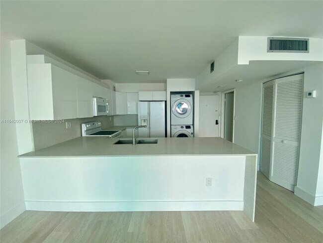 Building Photo - 1450 Brickell Bay Dr