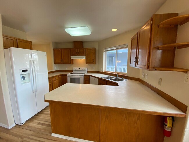 Building Photo - Lovely (4) bed, (2) bath home in the desir...