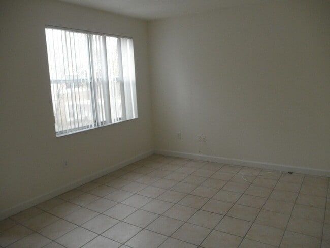 Building Photo - Shoma Townhomes