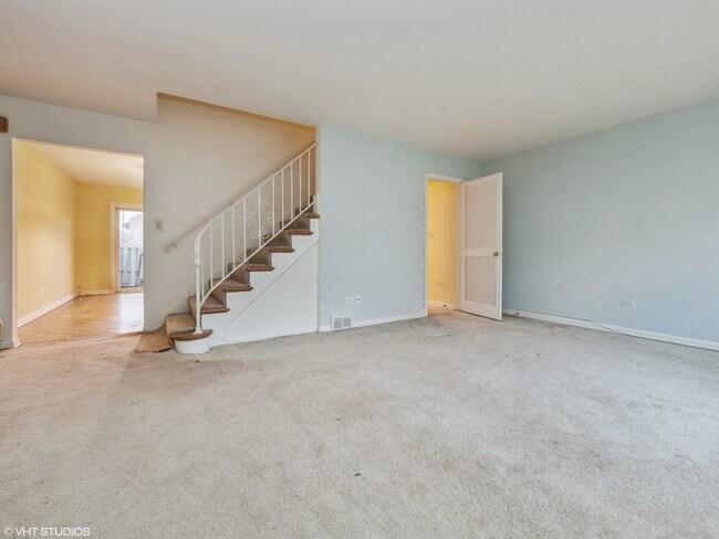 Building Photo - Spacious Townhome in Barrington!!