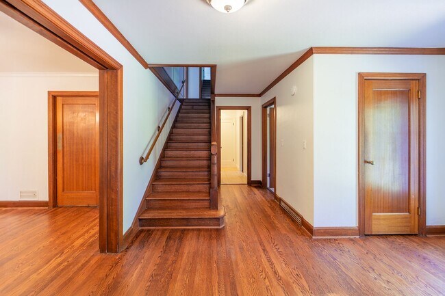 Foto del edificio - Luxurious Portland Heights home tucked away on a private street on nearly half an acre.