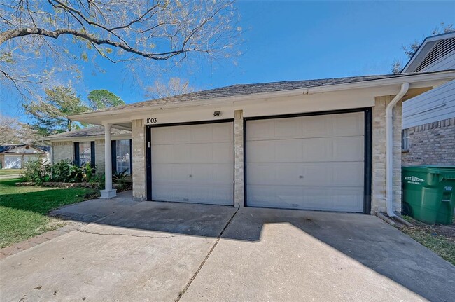 Building Photo - 1003 Shadow Mountain Dr