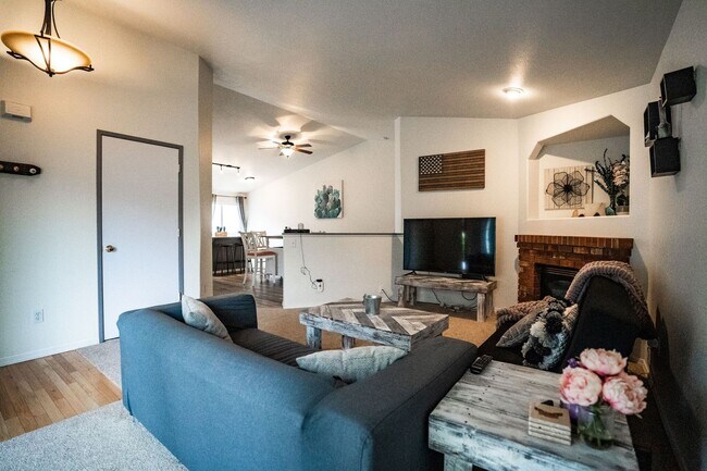 Building Photo - Updated 3 Bed 2 Bath Rambler on Quiet Cul ...