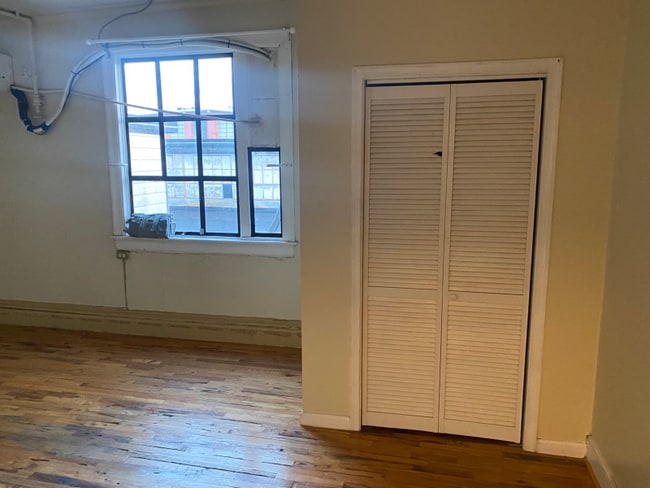 Building Photo - 1415 Kemper St