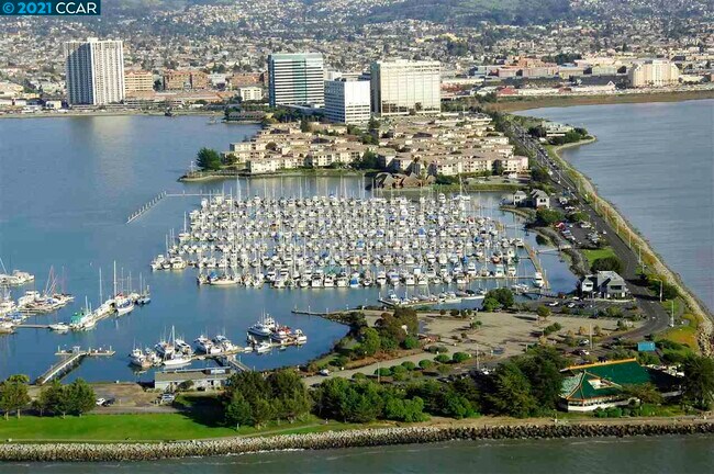 Foto del edificio - 6363 Christie Ave