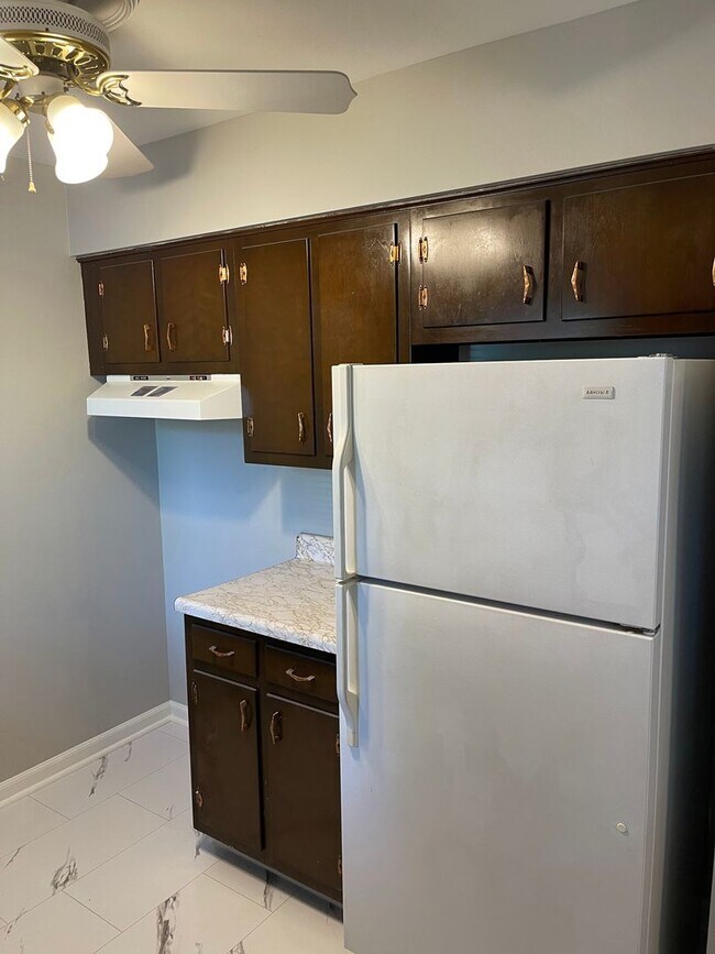 Building Photo - Cozy 2 BR / 1 Bath Townhome in Turtle Creek