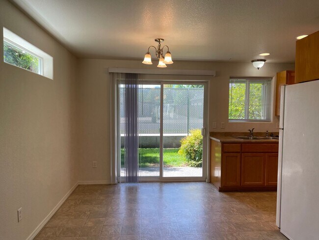 Foto del edificio - Very Nice 2 bedroom 1.5 Bath Townhome-In a...