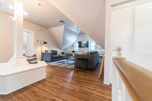 Building Photo - 351 Thrall St